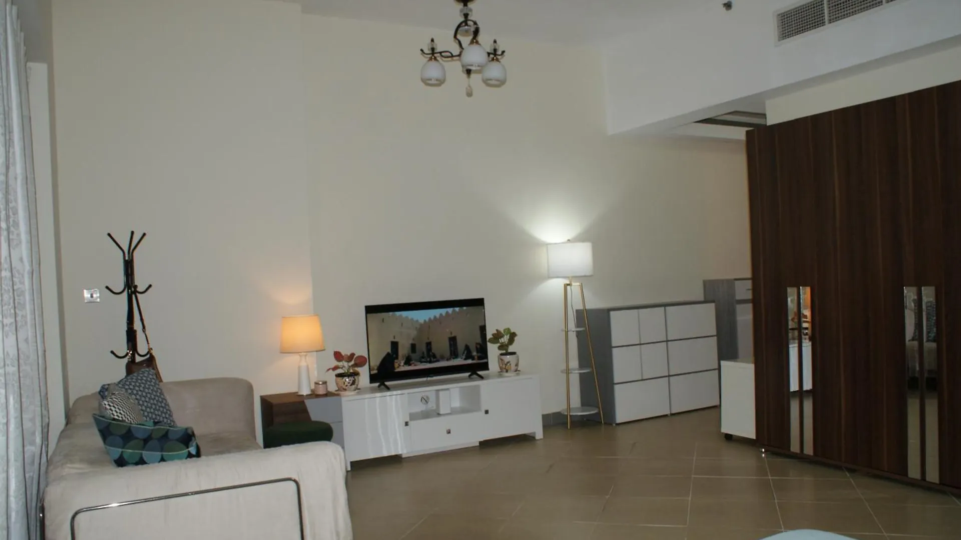 Studio Apartment - Cozy, Very Accessible And So Near To Train Station دبي